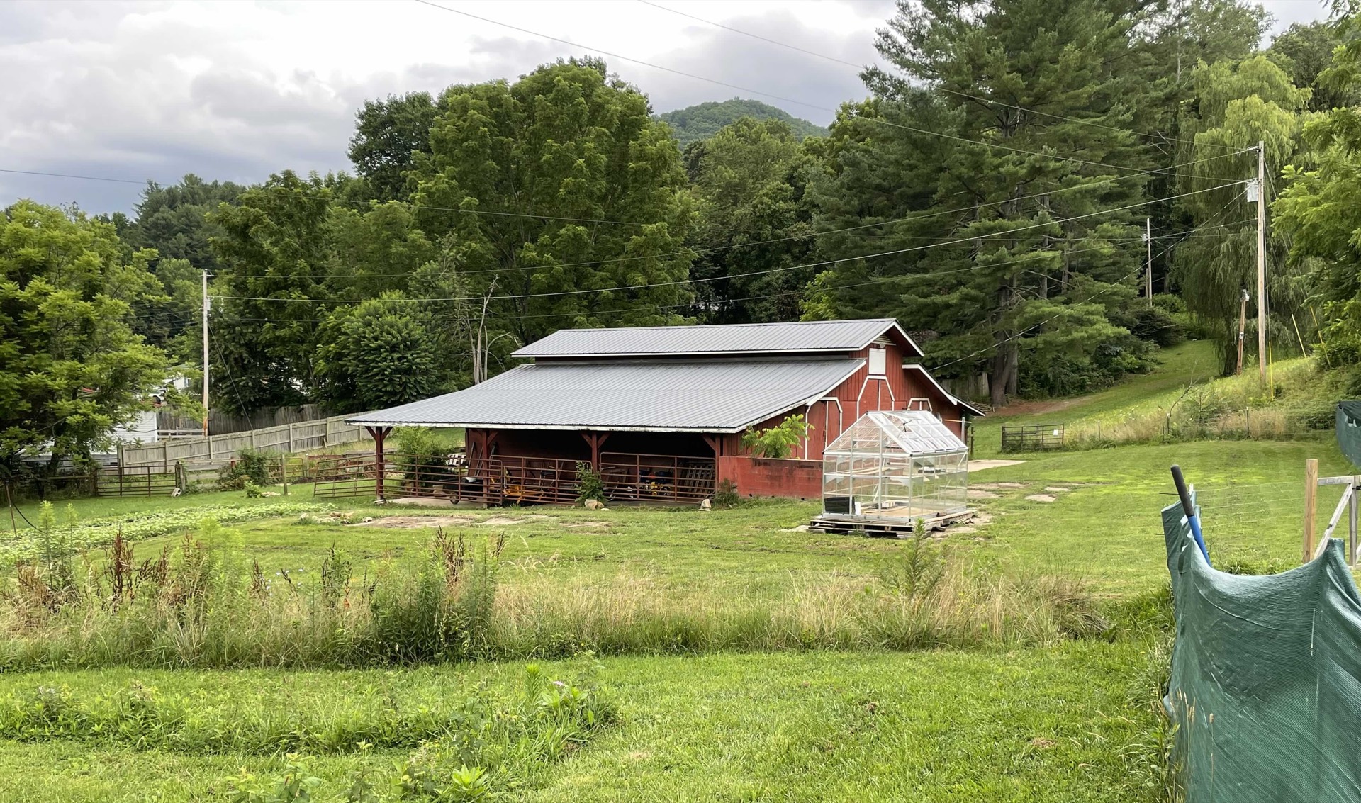 The red barn and greenhouse beside the garden at Heath Retreat Farm